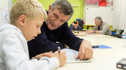 A la MECS La Valbourdine de Toulon, Jacques Laudet aide calvin à faire ses devoirs Photo : JP Pouteau/Apprentis d'Auteuil