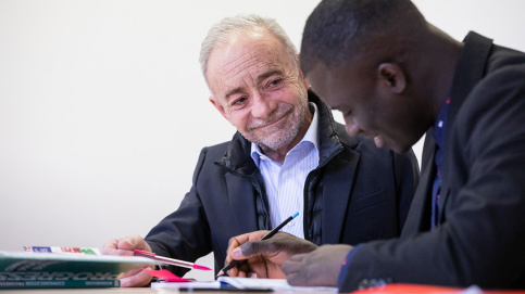 M. Priam, bénévole engagé pour le soutien scolaire d'un jeune des établissements Sainte-Thérèse (c) Besnard/Apprentis d'Auteuil 