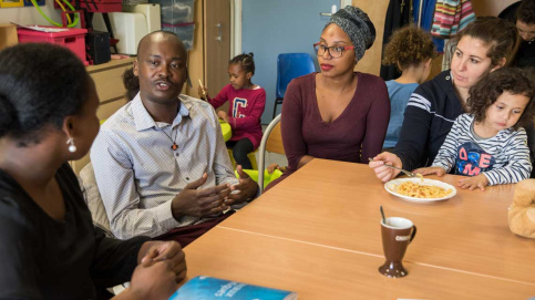 Le père Benjamin Sanon avec les mamans et les enfants de la crèche Un Air de famille, à Marseille (c) JP Pouteau/Apprentis d'Auteuil