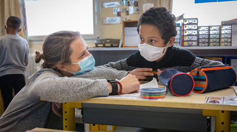 Auprès d'un élève dans sa classe de CE2-CM21-CM2 de l'école Saint-Martin (c) Ilan Deutsch / Apprentis d'Auteuil