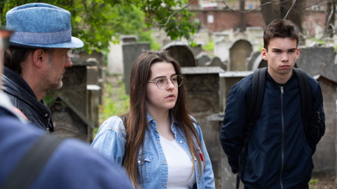 Angélique, au cimetière juif du quartier Kazimierz (c) Besnard / Apprentis d'Auteuil