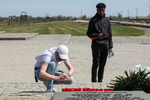 Devant le mémorial aux victimes du fascisme (c) Philippe Besnard / Apprentis d'Auteuil 