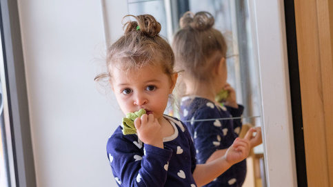 Djenna, 2 ans, à la crèche L'Envol de Pierrefitte (93), se débarbouille toute seule devant le grand miroir. (c) Geoffroy Lasne/Apprentis d'Auteuil