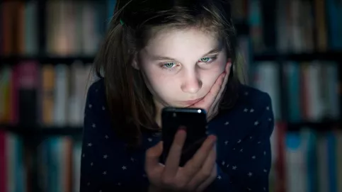 En matière de cyberharcèlement, les parents doivent  montrer à leurs enfants qu’ils prennent au sérieux leur souffrance. © iStockPhoto