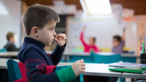 A l'école primaire Giorgio Frassati (anciennement Saint-Charles), les enfants travaillent par groupes de besoins (c) Besnard/Apprentis d'Auteuil