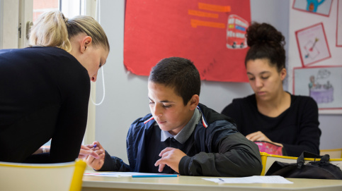 Travail en français par petits groupes à l'atelier relais Osée, Toulouse (c) Besnard/Apprentis d'Auteuil