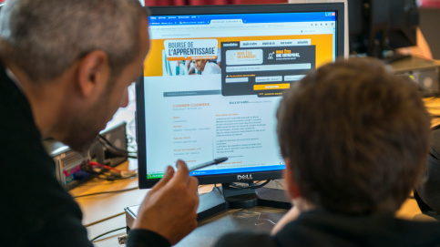 Corentin consulte la bourse de l'apprentissage au DRPA du collège Saint-Jacques (c) JP Pouteau/Apprentis d'Auteuil