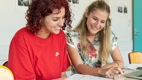 Nilay, 16 ans, travaille sur son entretien avec Marie Duhot, chargée d'insertion au Fil d'Ariane, en vue d'un stage en pâtisserie. (c) Lucile Barbery/Apprentis d'Auteuil Nilay, 16 ans, travaille sur son entretien avec Marie Duhot, chargée d'insertion au Fil d'Ariane, en vue d'un stage en pâtisserie. (c) Lucile Barbery/Apprentis d'Auteuil