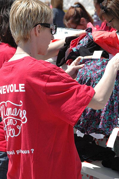 Devenir bénévole aux braderies solidaires Mamans en Fête