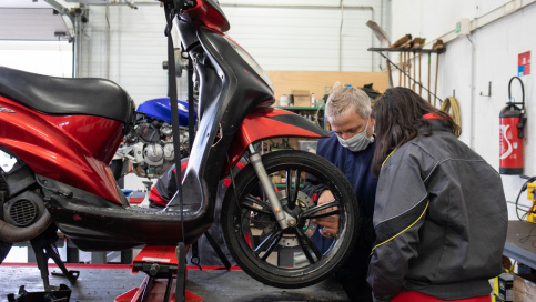 Mécanique Professionnelle Réparer Partie Du Véhicule à Moto