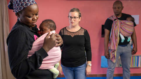 Au Bercail, un atelier portage qui rassure parents et bébés (c) Besnard / Apprentis d'Auteuil