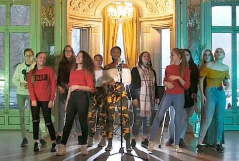 "Je vise le haut", une chanson écrite et interprétée par les jeunes filles de la maison d'enfants Saint-François d'Assise de Strasbourg (c) DR "Je vise le haut", une chanson écrite et interprétée par les jeunes filles de la maison d'enfants Saint-François d'Assise de Strasbourg (c) DR