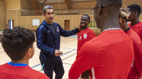 Youssef Harouchi, avec les jeunes de la section football du collège Saint-François (c) Apprentis d'Auteuil