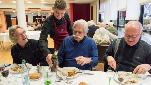 un éducateur auprès des apprentis, un apprenti 1ère année de CAP sert les clients du restaurant d'application de Schiltigheim, UFA d'Apprentis d'Auteuil (c) JP Pouteau / Apprentis d'Auteui