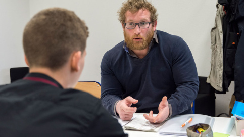 Un éducateur auprès des apprentis, l'éducateur Emile Bronquart en entretien avec un apprenti (c) JP Pouteau / Apprentis d'Auteuil