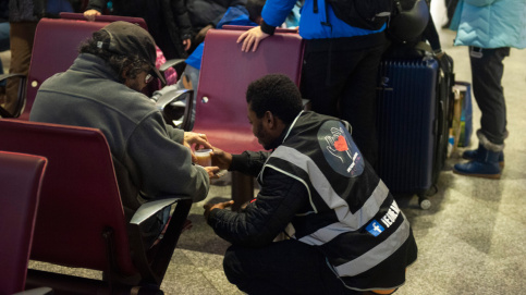 Des jeunes de la MECS Louis Roussel (91) proposent du café aux sans abri gare de Lyon (c) Michel Le Moine / Apprentis d'Auteui