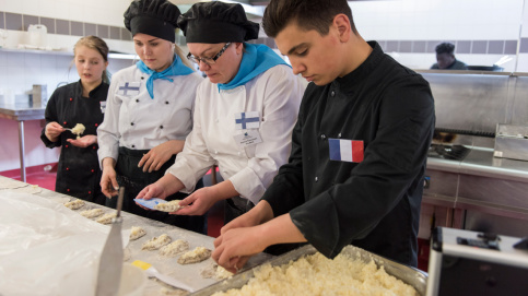 Réalisation d'un menu par des jeunes Français, Finlandais, Turcs et Autrichiens Photo : JP Pouteau/Apprentis d'Auteuil