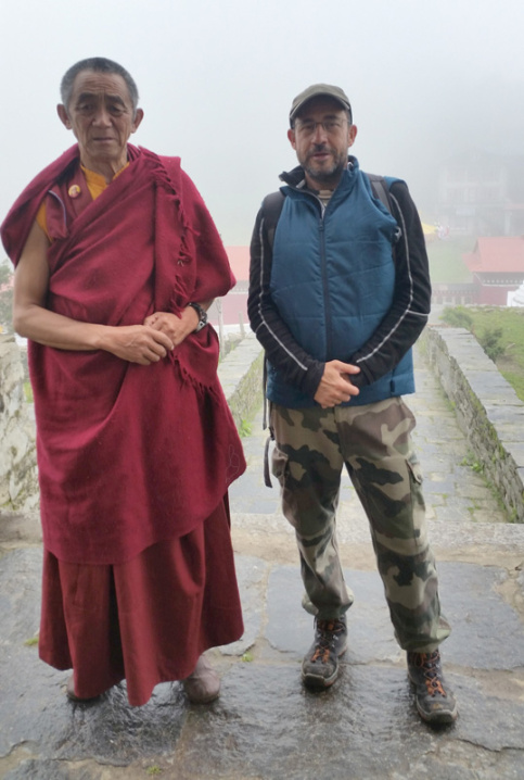 Martial Avignon avec un moine bouddhiste du monastère de Tengboche