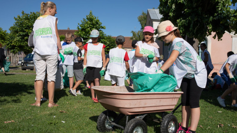 Nettoyage des déchets à Villeneuve-le-Comte (77) par les enfants de l'école Saint-Pierre(c) Besnard/Apprentis d'Auteuil