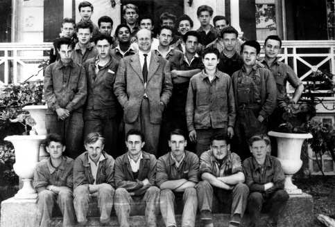 Jean Gosselin, au milieu des jeunes de Saint-Jean (c) Archives historiques Apprentis d'Auteuil