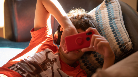 Rester en lien avec leur famille, grâce aux téléphones portables et aux visios (c) Besnard/Apprentis d'Auteuil