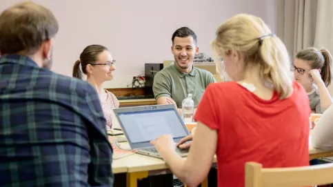 Ismail Rahaoui entouré de ses deux collègues boosters