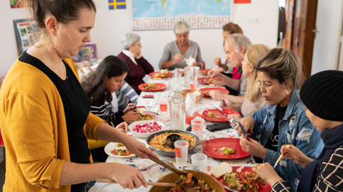 Avant la crise sanitaire,  un repas convivial organisé en Maison des familles, permet de rompre l'isolement (c) Besnard/Apprentis d'Auteuil