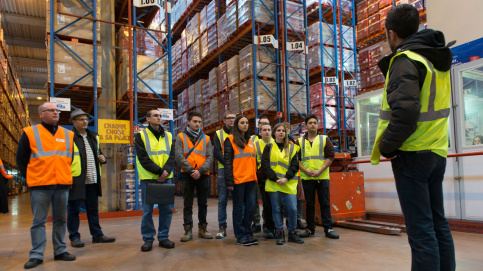 Un groupe visite les entrepôts dans le cadre de la formation FM Logistic.