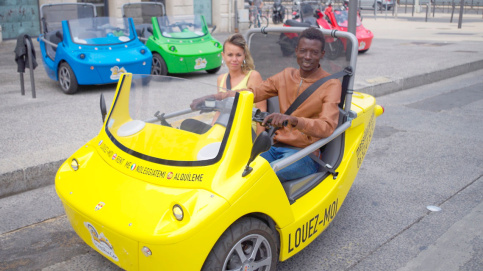 Abdoulaye Fassassi, dans un de ses véhicules connectés. Abdoulaye Fassassi, dans un de ses véhicules connectés.