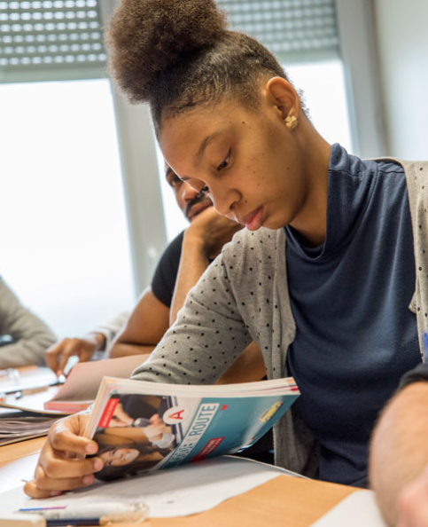 A Réussir Angers, une jeune étudie le code pour passer son permis de conduire. Photo : JP Pouteau/Apprentis d'Auteuil A Réussir Angers, une jeune étudie le code pour passer son permis de conduire. Photo : JP Pouteau/Apprentis d'Auteuil