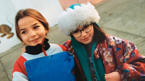 Isabelle et sa petite soeur Christelle à la Maison d'enfants Saint-Esprit (Orly) en 1993