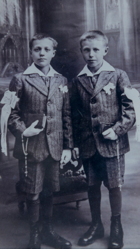 Roger et Jean Blériot lors de leur première communion, vêtus d'un costume loué par leur grand-mère maternelle Roger et Jean Blériot lors de leur première communion, vêtus d'un costume loué par leur grand-mère maternelle