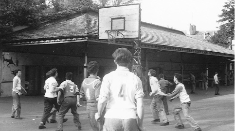 Un match de basket à la "Maison" du Sacré-Coeur à Thiais dans les années 60