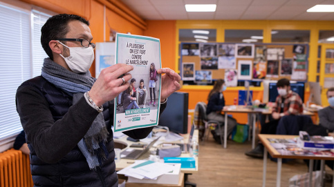 Johann Quenault intervient dans une classe pour sensibiliser les jeunes à la lutte contre le harcèlement. (c) Apprentis d'Auteuil Johann Quenault intervient dans une classe pour sensibiliser les jeunes à la lutte contre le harcèlement. (c) Apprentis d'Auteuil