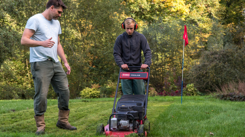 "Entretenir le green, cela fait partie de notre formation en aménagements paysagers."