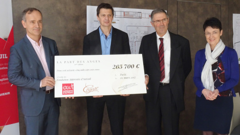 Remise du chèque en présence de Nicolas Truelle, Thierry Campos, directeur du lycée hôtelier de Lisieux, Jean-Bernard de LARQUIER, président du Bureau National Interprofessionnel du Cognac (BNIC) et Catherine LE PAGE, sa directrice