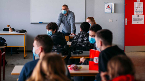 Pascal Bureau dans sa classe au lycée agricole Saint-Jean La Cadène (c) Margaux Vié / Apprentis d'Auteuil