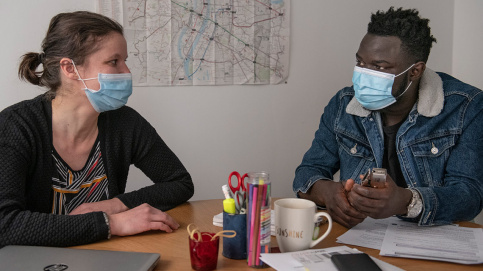 A la Touline d'Apprentis d'Auteuil de Lyon, Jehane Magnin accompagne Hamed dans ses démarches. (c) Lucile Barbery / Apprentis d'Auteuil A la Touline d'Apprentis d'Auteuil de Lyon, Jehane Magnin accompagne Hamed dans ses démarches. (c) Lucile Barbery / Apprentis d'Auteuil