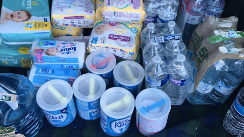 Des denrées de première nécessité, comme le lait pour bébé, sont livrées aux résidentes du Bercail (c) DR