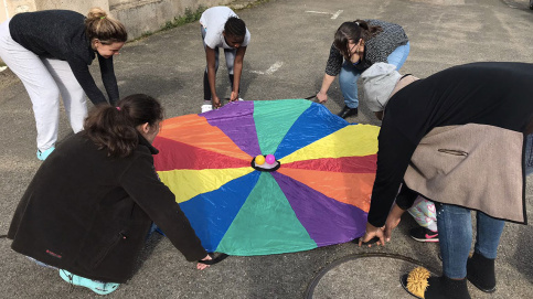 Des activités sont organisées pour occuper mamans et enfants (c) DR