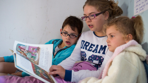 La lecture du soir, un incontournable avant de s'endormir ! © Besnard/Apprentis d'Auteuil
