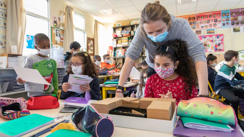 Céline Lunel-Moreau organise de nombreux ateliers individualisés dans sa classe, pour répondre aux plus près des besoins des élèves (c) Ilan Deutsch / Apprentis d'Auteuil