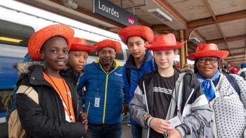 3100 personnes viennent de toutes les régions d’Apprentis d’Auteuil par le train ou en car : 1480 jeunes, 620 adultes, 1000 salariés, bénévoles...