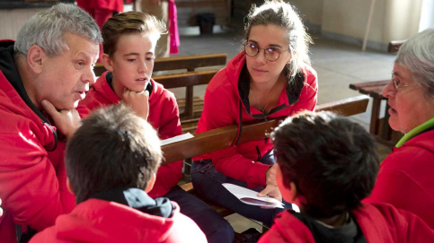 Partage en petit groupe : « J’ai aimé entendre les gens témoigner comment leur foi les aidait à avancer dans la vie », Eléa, 14 ans.