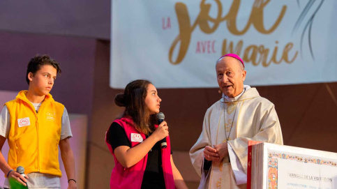 Lors de la messe du dimanche, monseigneur Michel Dubost, évêque émérite d’Evry Corbeil-Essonnes, a répondu aux questions de Lucas et Cynthia.