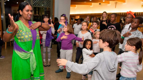 Les religieuses présentes dans les établissements d’Apprentis d’Auteuil ont appris aux enfants les danses traditionnelles de leur pays. Un moment de fête !