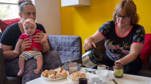 Le mercredi, Nadine fait le café de bienvenue puis prépare, avec d'autres mamans, le déjeuner des familles. Des animations sont prévues pour petits et grands.