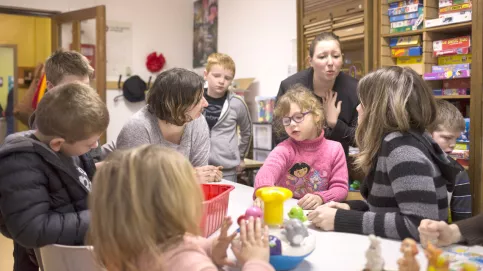 Pendant que les parents discutent, des bénévoles prennent en charge leurs enfants. Maison des familles de Montdidier. © Besnard/Apprentis d'Auteuil