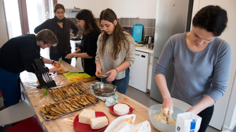 Préparation des repas entre familles. Photos : JP Pouteau/Apprentis d'Auteuil