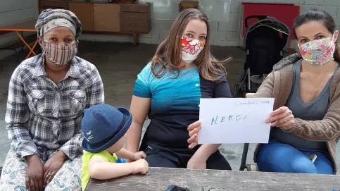 Les mères de la Maison des Familles remercient les donateurs. À droite, Valbona. Photo : Apprentis d'Auteuil  